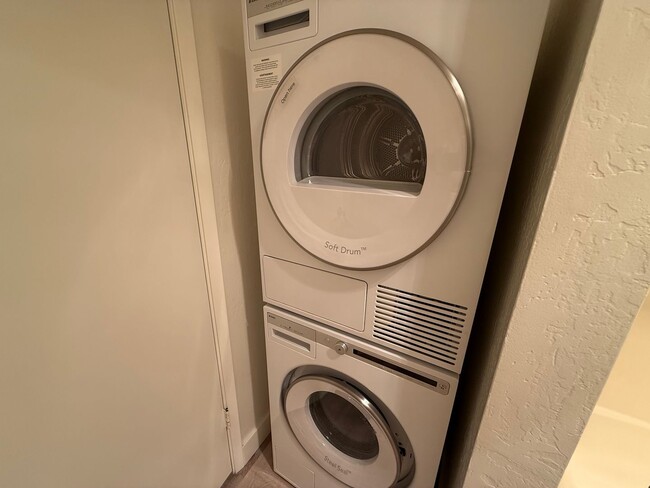 Building Photo - LARGE UPDATED TWO BEDROOM / TWO BATHROOM G...