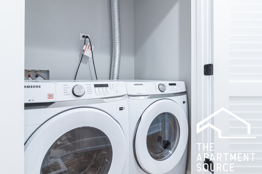 Building Photo - 2641 W Carmen Ave