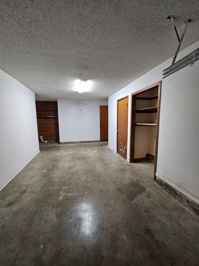 Building Photo - (2) Bed/(1) Bath Duplex in Noble Avail Ear...