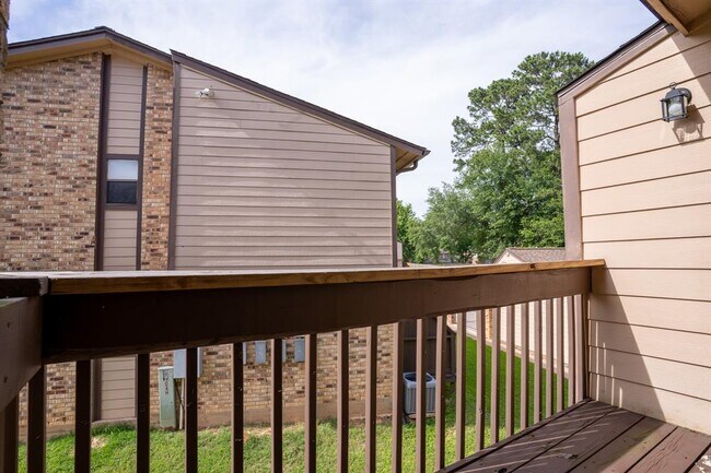 Building Photo - 2521 Crosstimbers St
