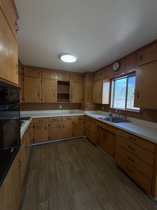 Building Photo - 913 Clover Dr