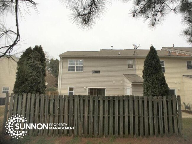 Building Photo - Beautiful End Unit Townhome in Mallard Creek!