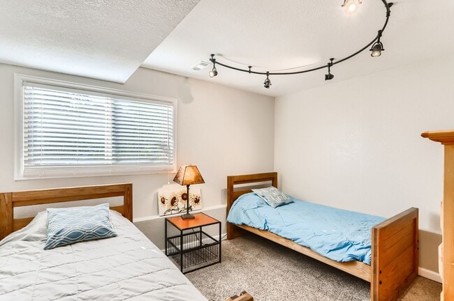 Building Photo - Spacious 5 BDR Lafayette Home - Close to Coal Creek Trail