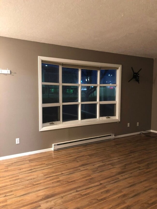 Building Photo - Lovely, Updated Townhome for Rent