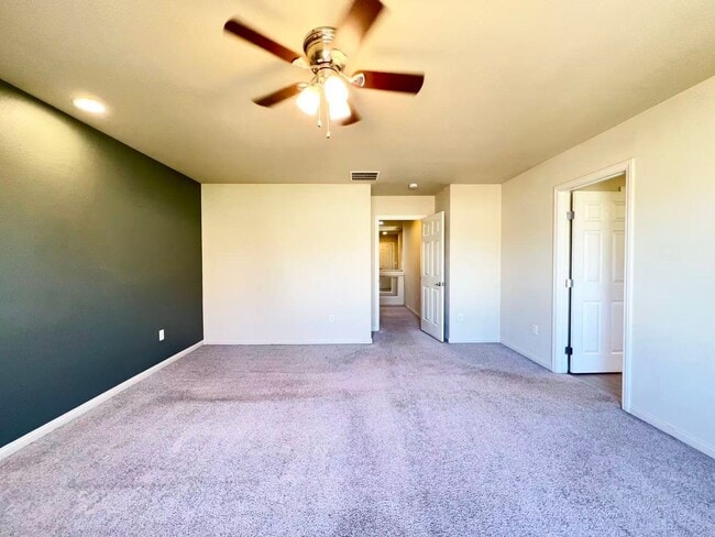 Building Photo - Beautiful 2 story single house