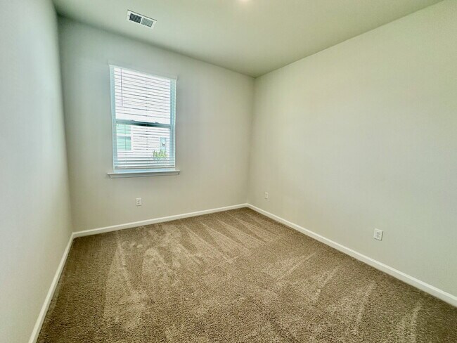 Building Photo - Four Bedroom Single Level Home in the Retreat at East Argent!