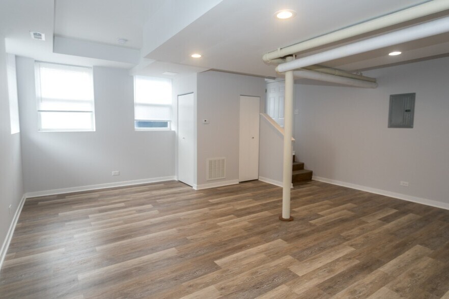 Building Photo - 4828 W Addison St