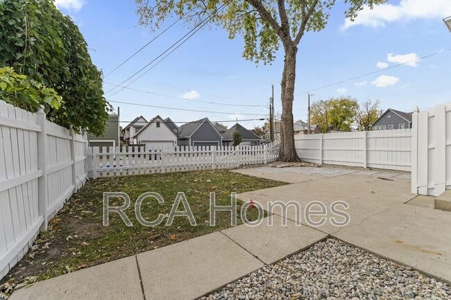 Building Photo - 918 N College Ave