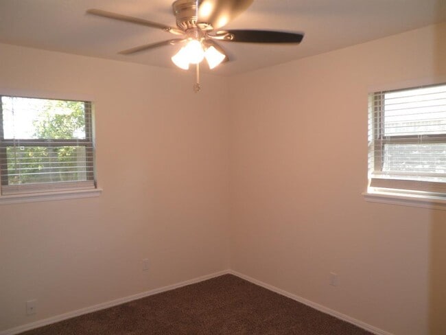 Building Photo - 1417 Oakcrest Ave