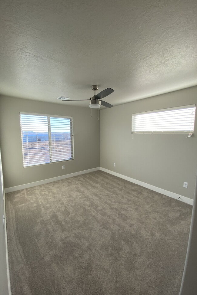 Building Photo - "Spacious 4-Bed Townhouse Oasis with 2.5 Baths in Scenic Hurricane, UT!"