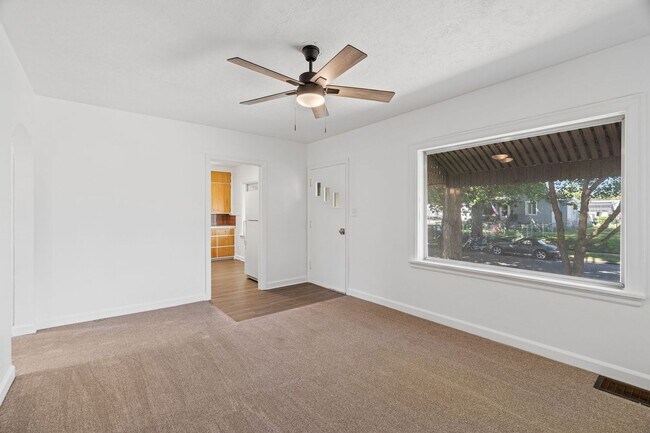 Building Photo - Spacious 4 Bed, 3 Bath Corner Lot Home!