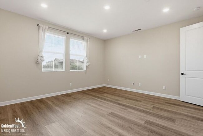 Building Photo - Bright & Modern 3Bdm 2Ba Townhome in Vista!