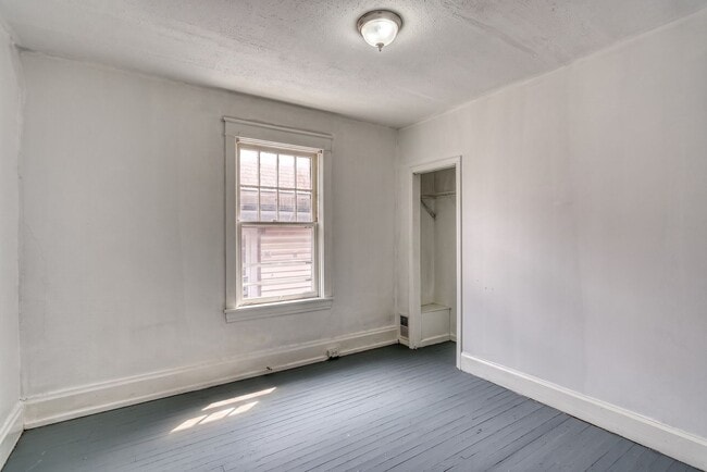 Building Photo - Spacious 3 Bedroom, 1.5 Bathroom with large Porch and Backyard