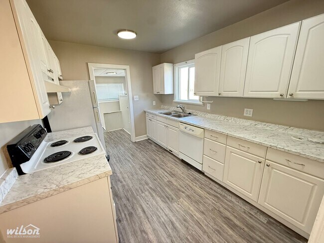 Building Photo - 3-Bedroom House with Basement Space!