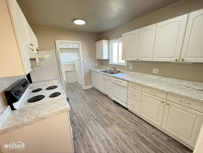 Building Photo - Move-In Ready 3-Bedroom with Fresh Finishes & Basement Space