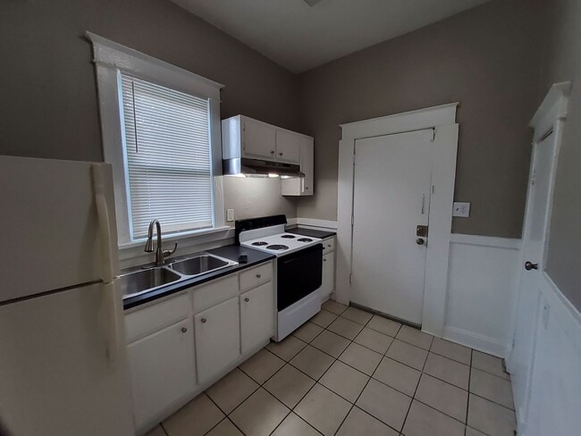 Building Photo - 925 S Cox St