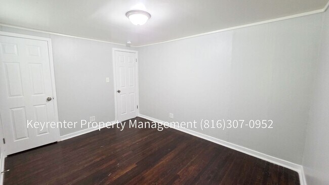 Building Photo - 802 S Logan Ave