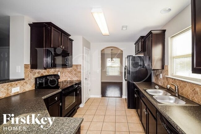 Building Photo - 6659 Woodford Ln