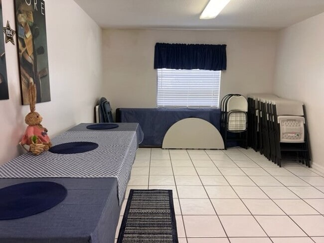 Building Photo - GREAT PRICE!  2BR/1.5 BATH - 2 month minimum rental