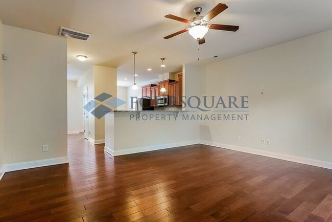 Building Photo - Townhome | Washer /Dryer Included | Enclos...