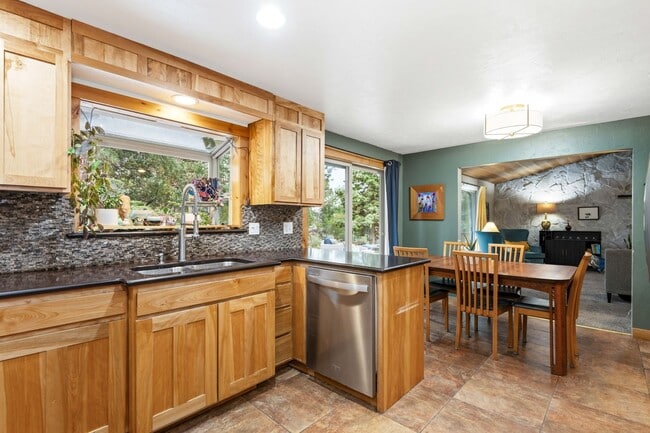 Building Photo - SW Bend Reverse-Living Home on .36 Acres | 5 Bedrooms | 3 Bathrooms