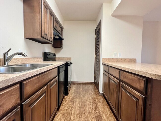 Building Photo - ?Cute Upstairs Condo Near Quail Springs Ma...