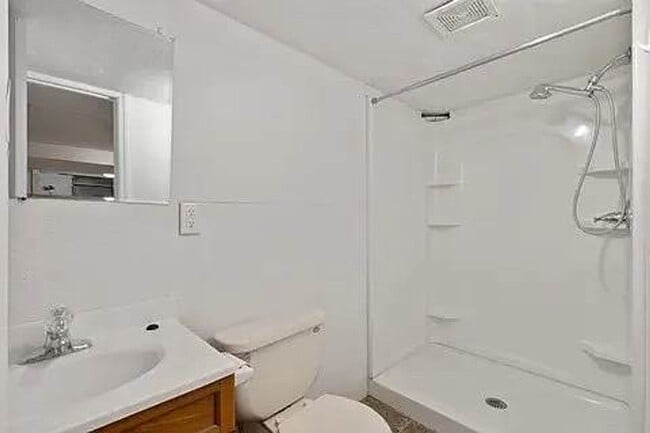 Building Photo - 4 Bedroom 1 Bath