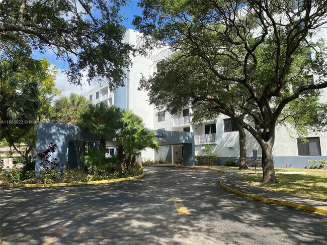 Building Photo - 901 Hillcrest Dr