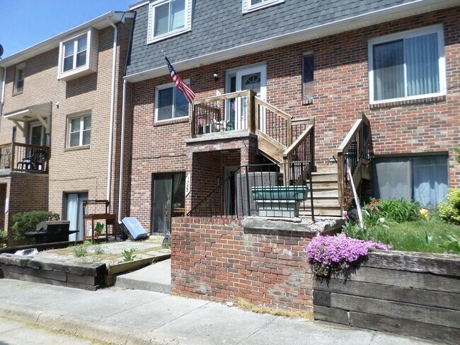 Primary Photo - 3 Bedroom 2 Bath Townhouse