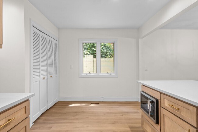 Building Photo - Totally renovated open concept with vaulted ceilings