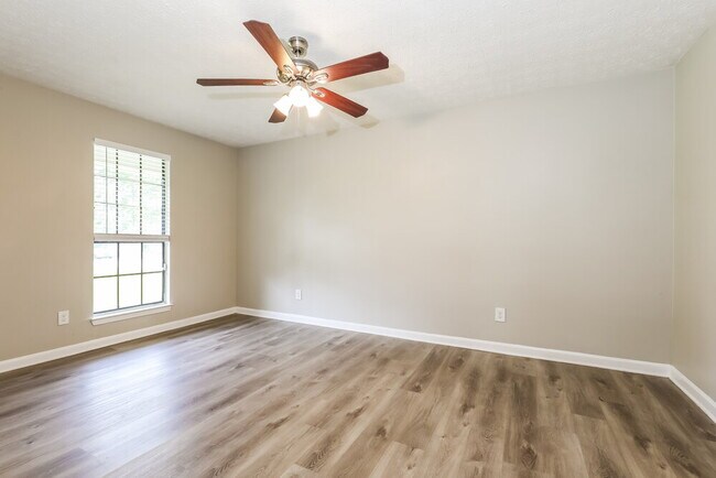 Building Photo - 527 Brookfield Way