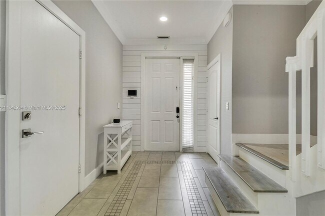 Building Photo - 6047 Seminole Gardens Cir