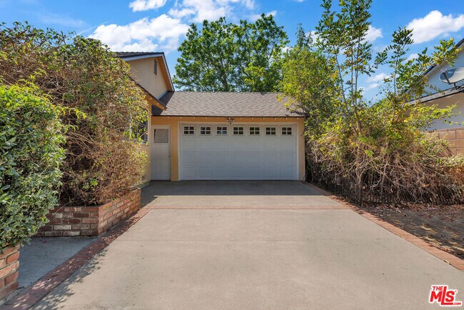 Building Photo - 9322 Lasaine Ave