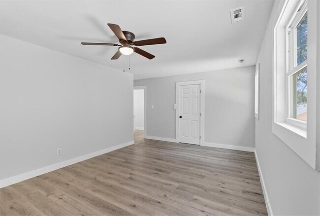 Building Photo - 96 Collins Rd