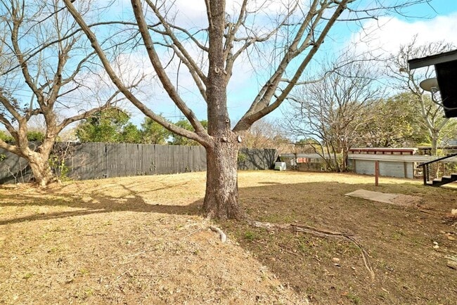 Building Photo - 919 Walter St