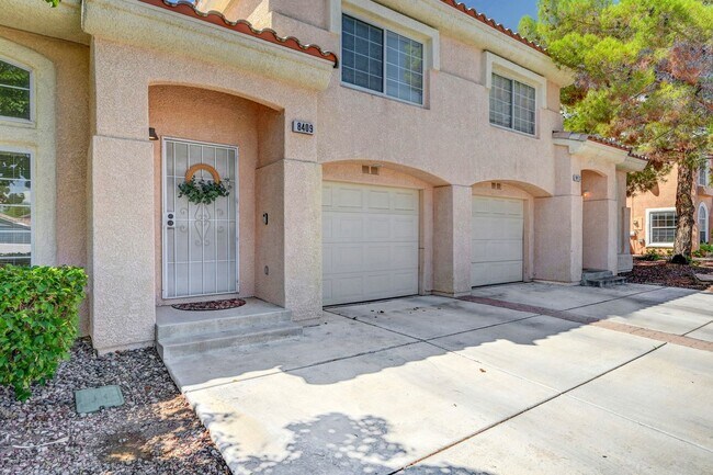 Building Photo - 2 Bedroom Condo w/ Patio & 1 Car Attached ...