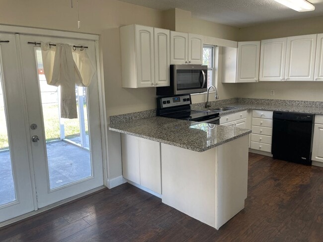 Building Photo - 904 Forestdale Ave