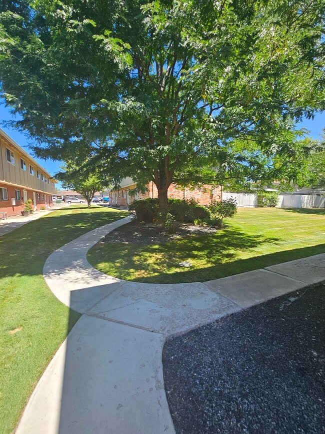 Building Photo - Roomiest Townhouse in All of Carson? Water...