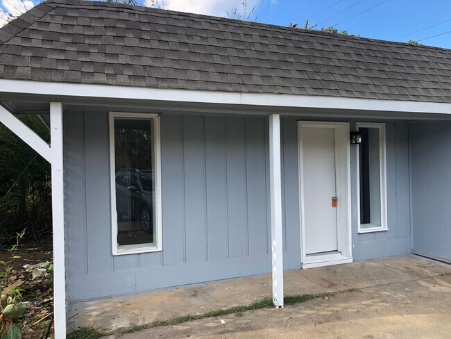 Primary Photo - 2083-2085 W Meeting St