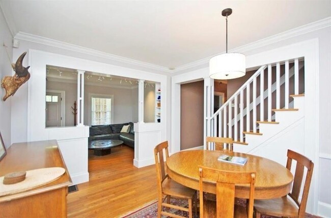 Building Photo - 412 Hilldale Dr