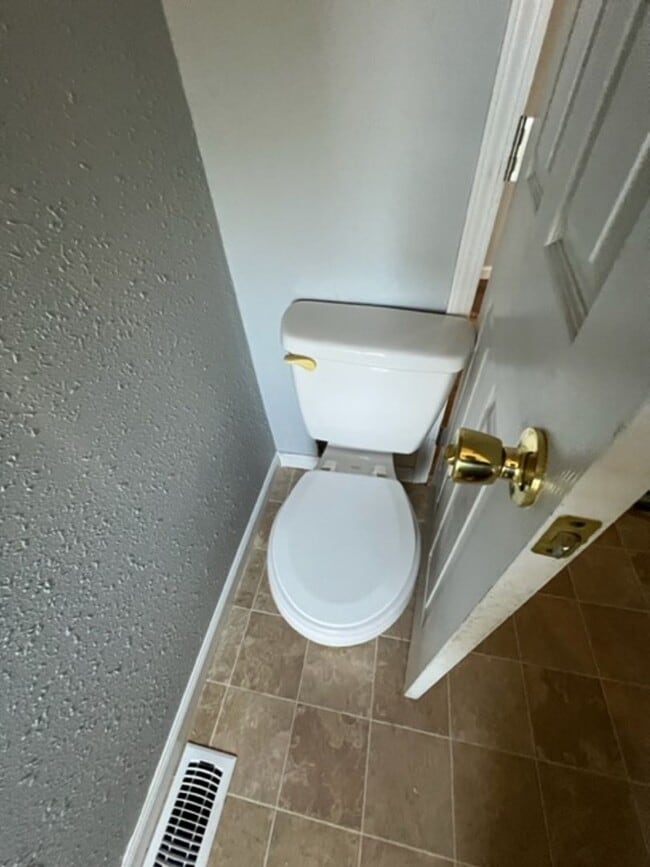 Building Photo - Large 3 Bedroom 2 Bath with Fenced Yard