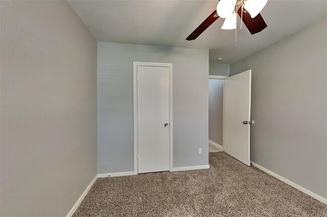 Building Photo - 2415 Pine Cone Dr