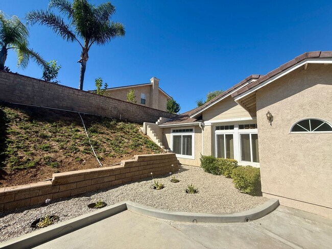 Building Photo - 4 Bedroom Rental Home in Santa Clarita.