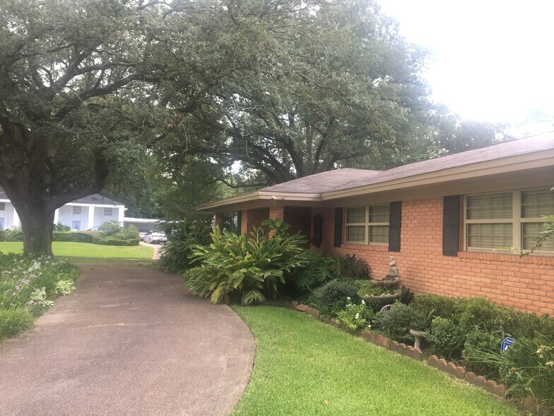 Building Photo - 3890 Kenwood Dr