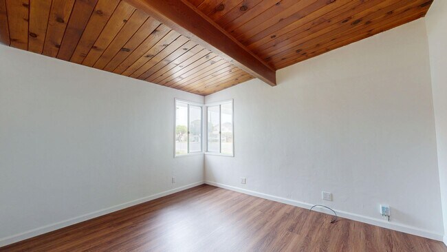 Building Photo - Spacious 3 Bedroom Home Available for Long...