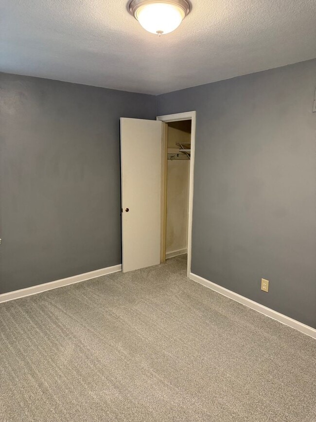 Building Photo - 2BR/1BA Overside Double Car Garage