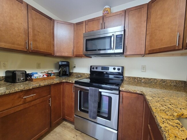Building Photo - 6 month SUMMER SEASONAL on the River - $500 DISCOUNT!! - $2400/mo 2 bed 2 bath available now!