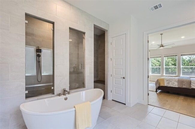 Building Photo - 704 Palamos Dr