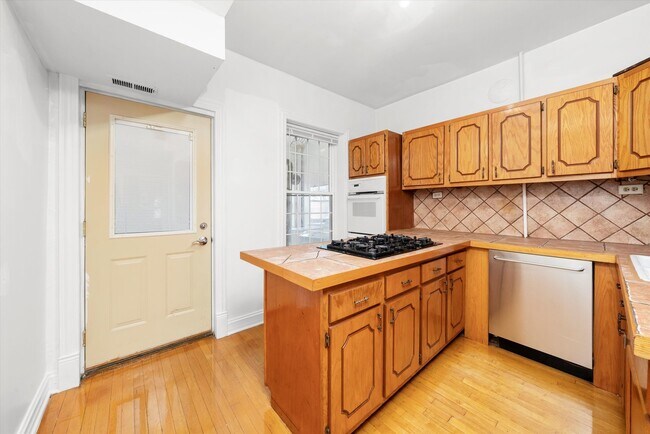 Building Photo - 2911 W Belden Ave