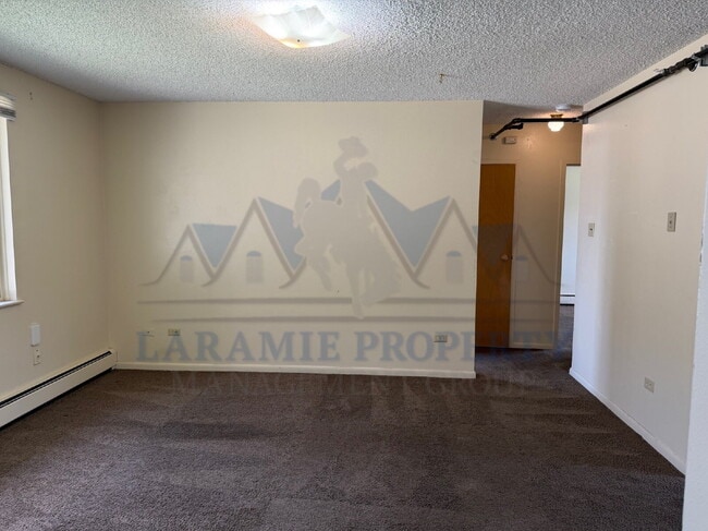 Building Photo - 2 Bed 1 Bath Apartment